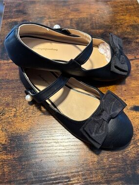 Girls Black Mary Jane Flats with Decorative Bow and Pearl Strap